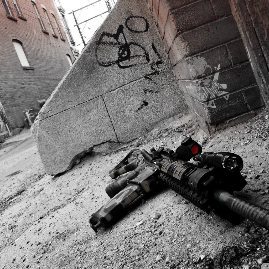 Оружие лежит у стены на улице