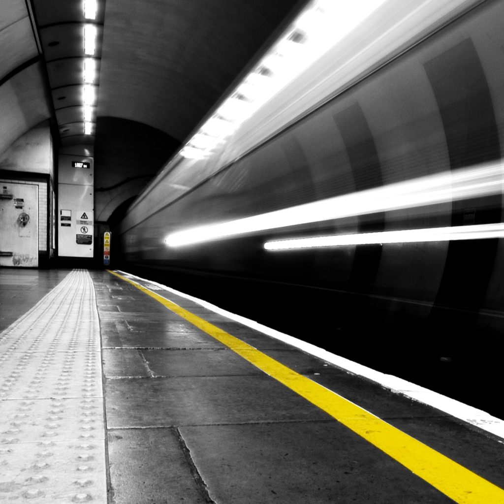 Желтая линия на краю платформы в метро, Лондон