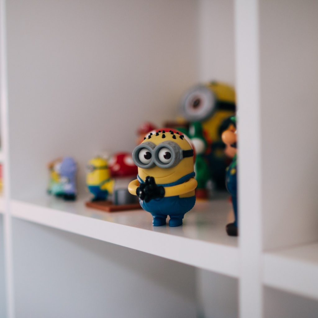 Игрушка Миньон на полке