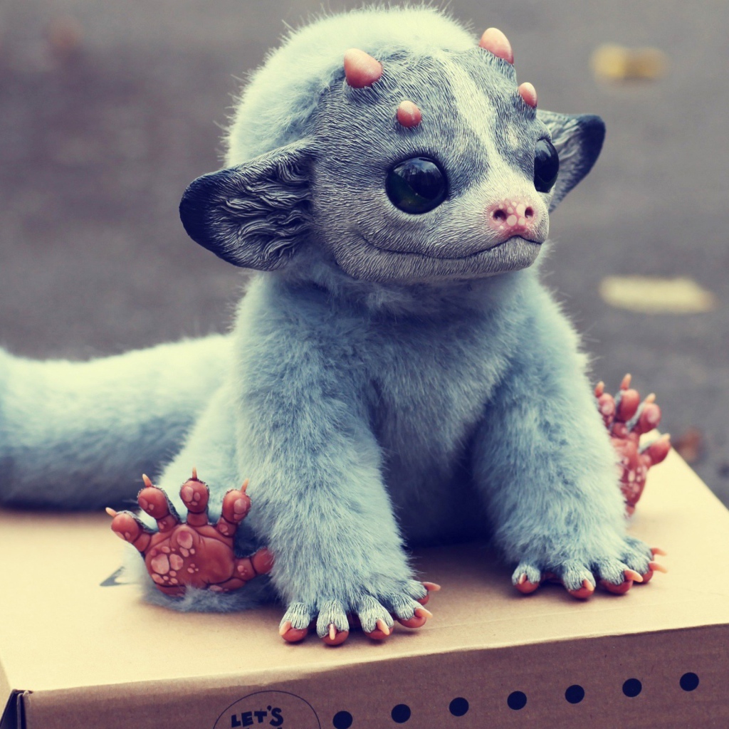 Игрушечный зверек на картонной коробке