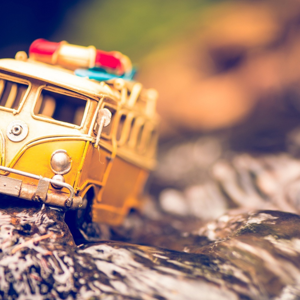 Игрушечная машина на фольге