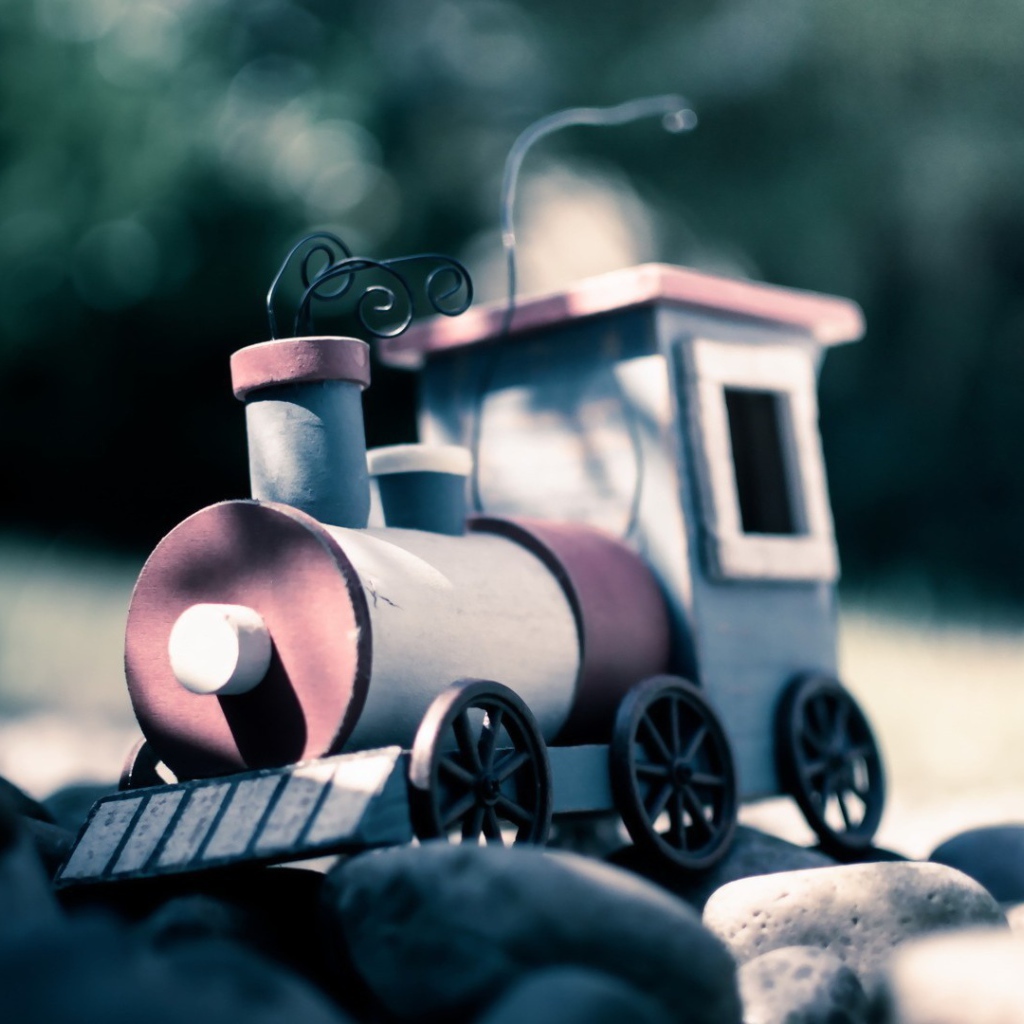 Игрушечный паровоз на камнях