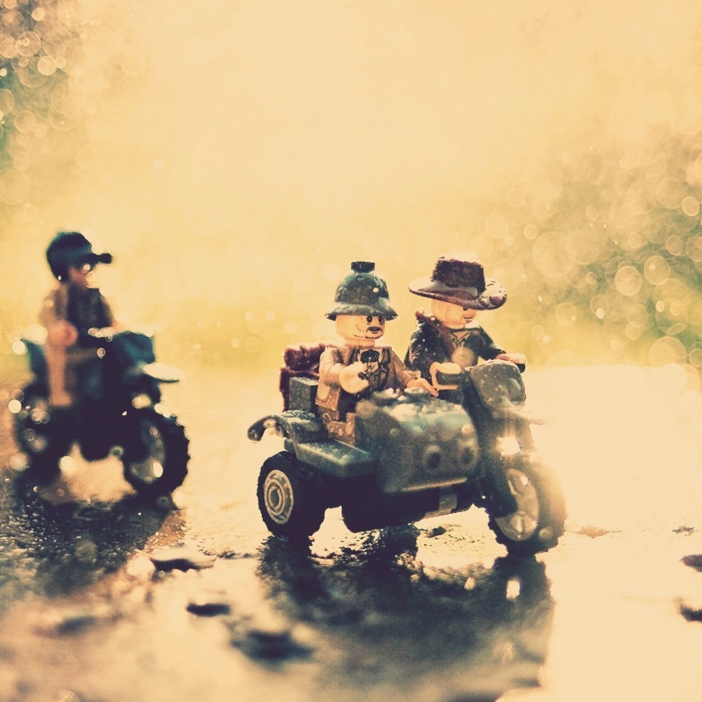 Игрушки на мотоциклах попали под дождь