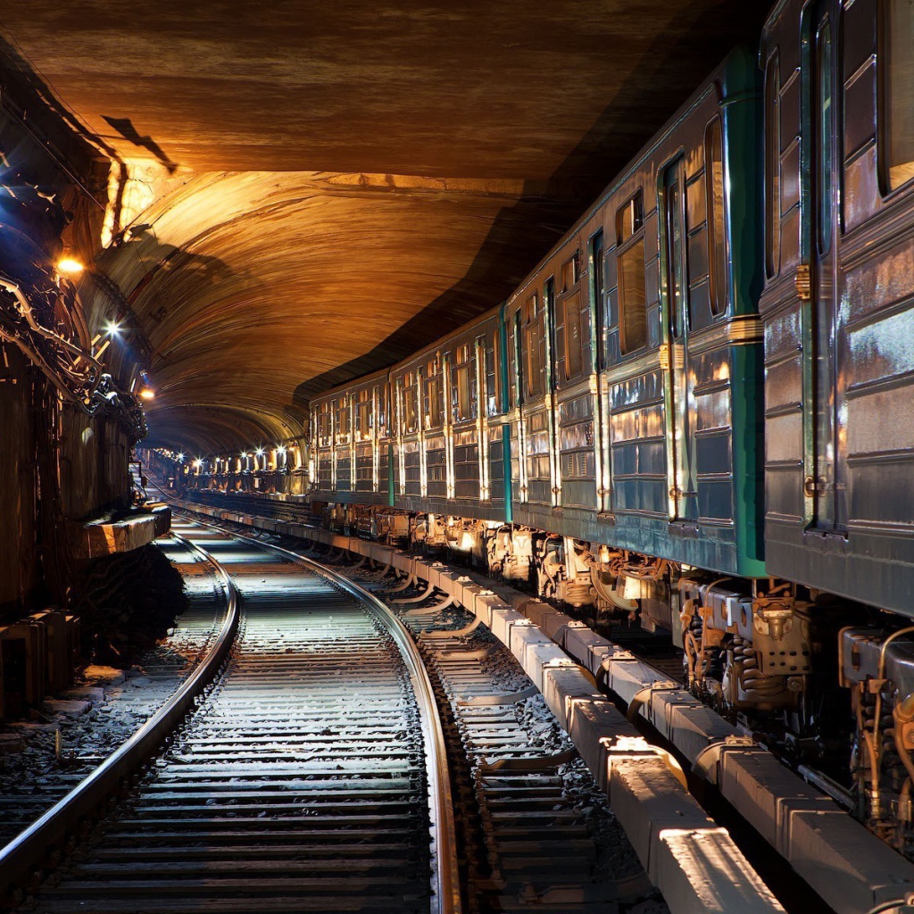 Поезда стоят в тоннеле метро
