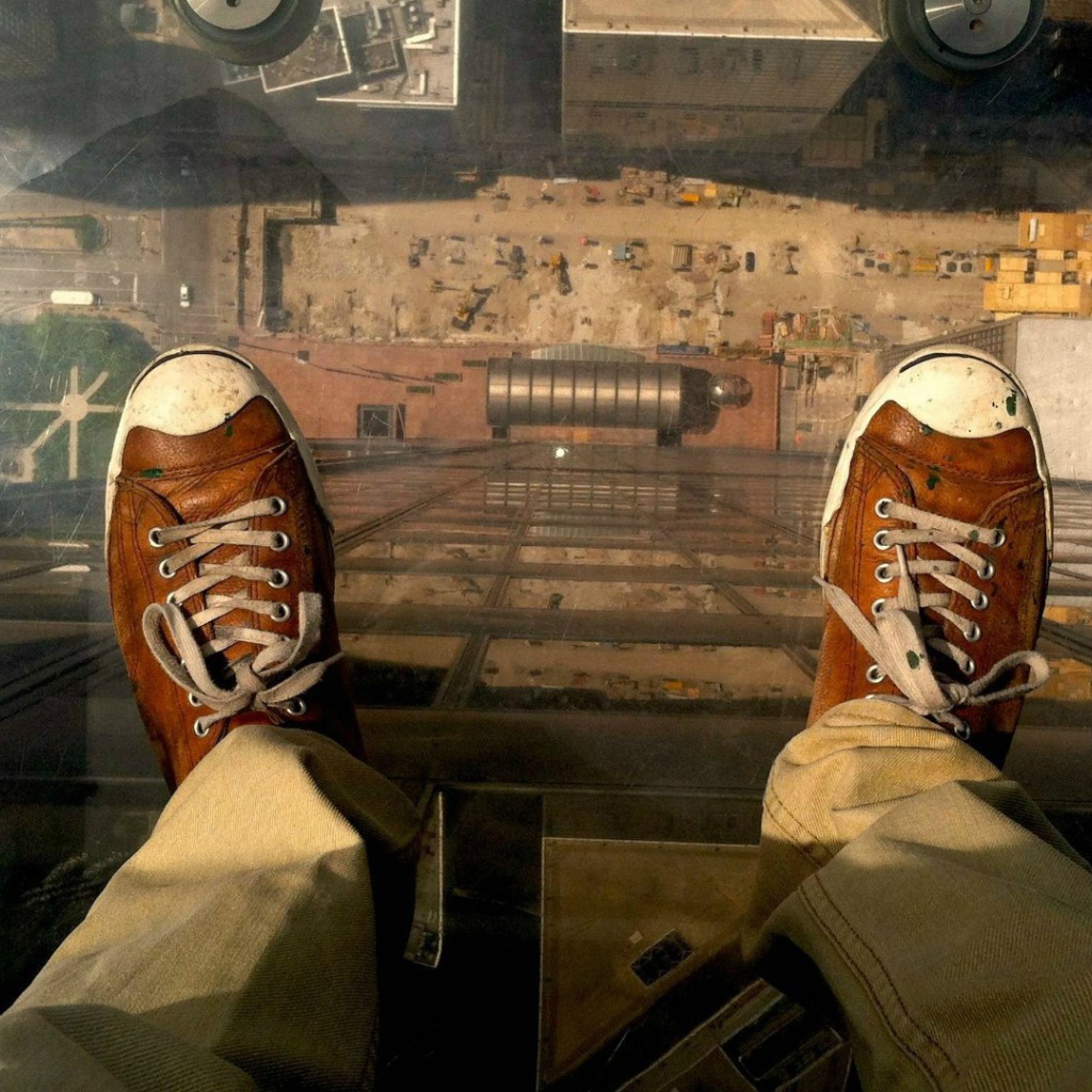 Прозрачный балкон в небоскребе