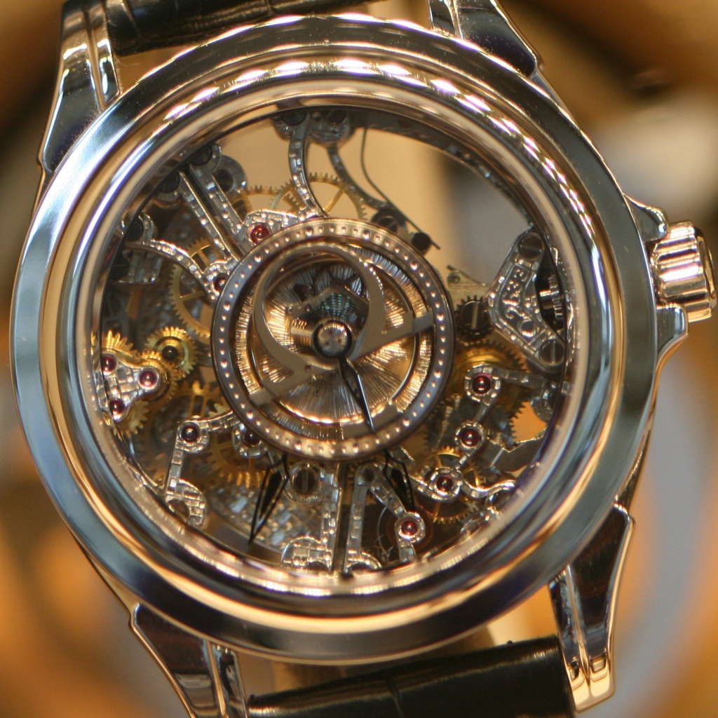 Прозрачный корпус дорогих часов