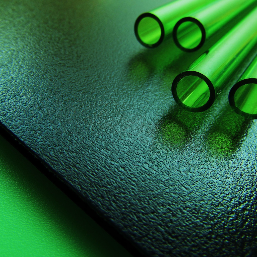 Трубки из зеленого стекла на черной плите