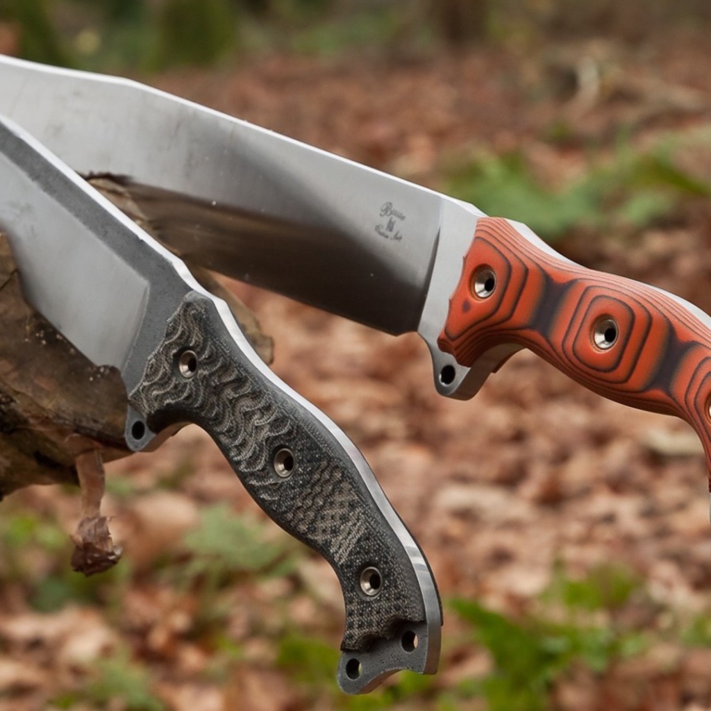 Два охотничьих ножа в пеньке дерева