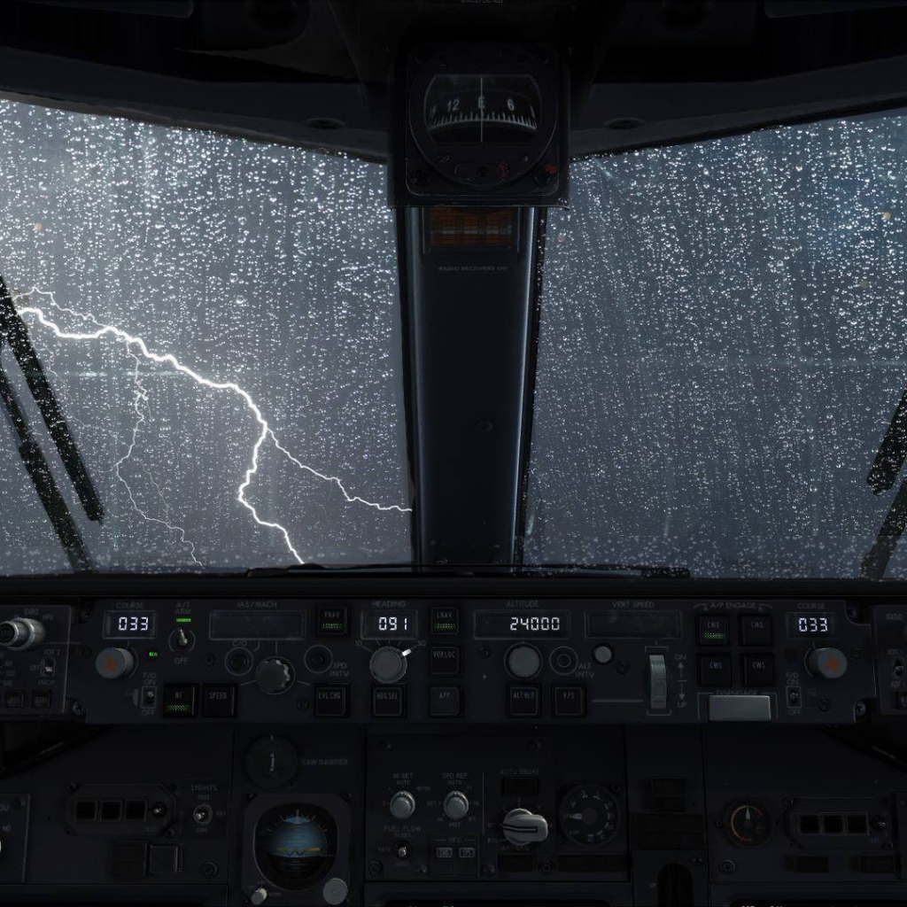 Вид из кабины пилота самолета на грозу