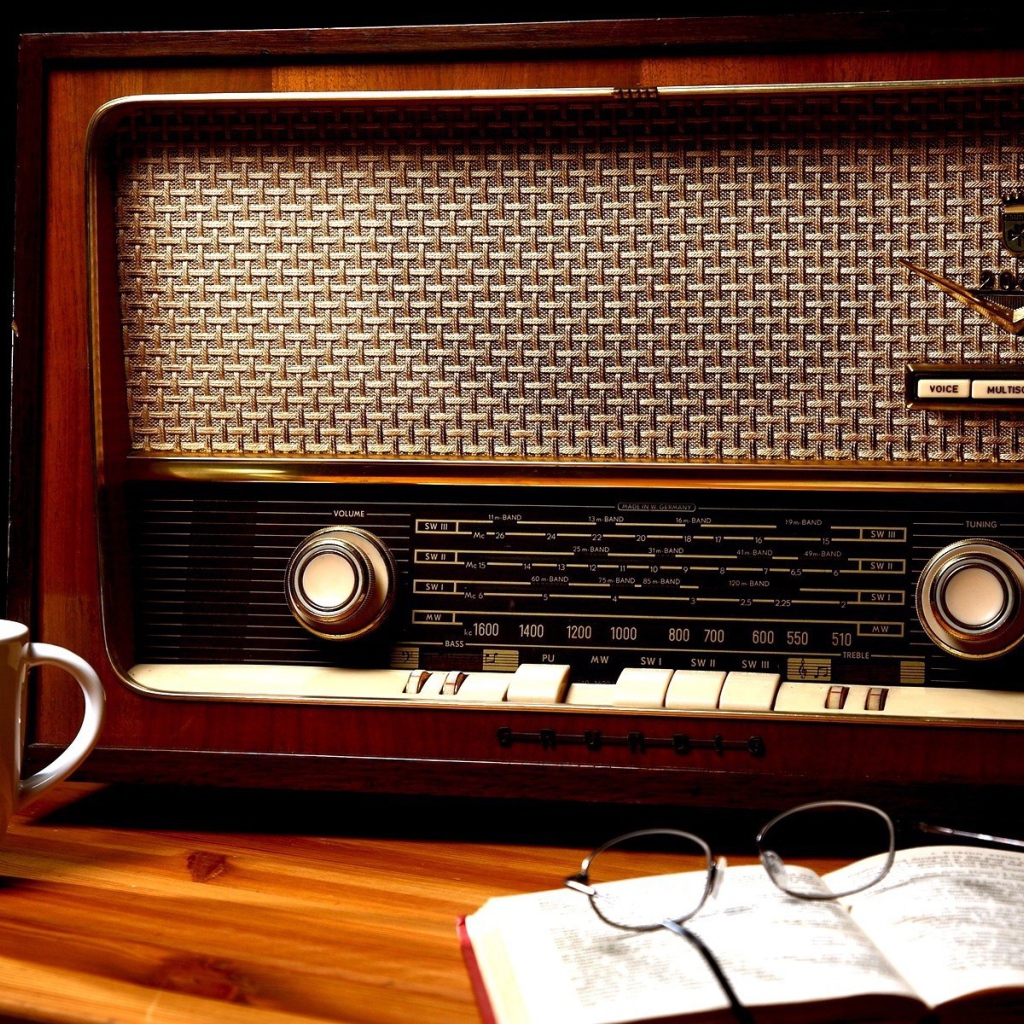 Старинный радиоприемник и книга