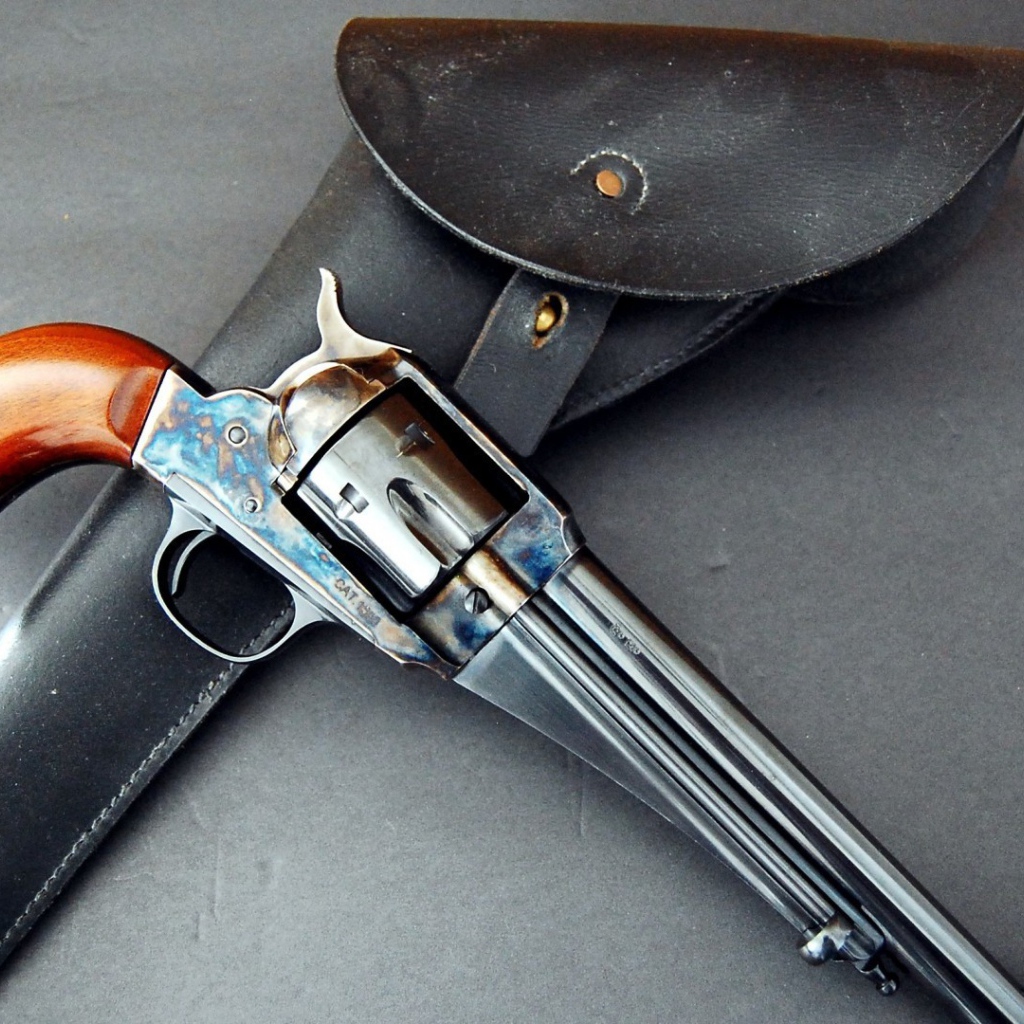 Старинный револьвер с кобурой