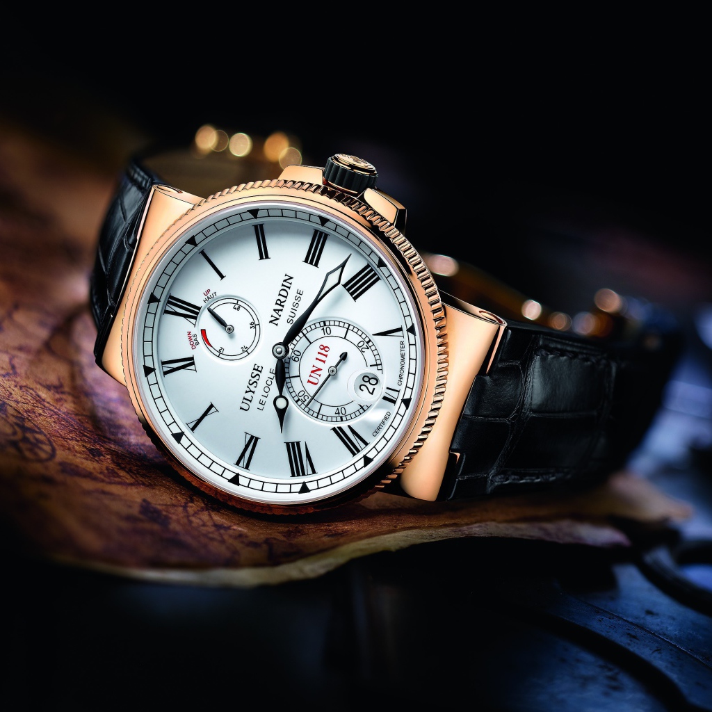 Наручные часы с черным кожаным ремешком