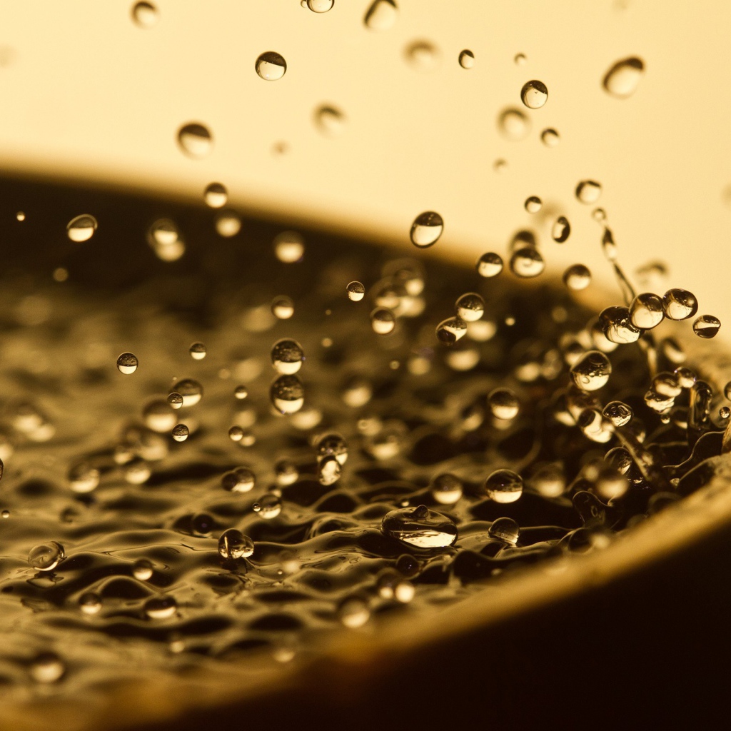 Капли воды у края емкости с водой