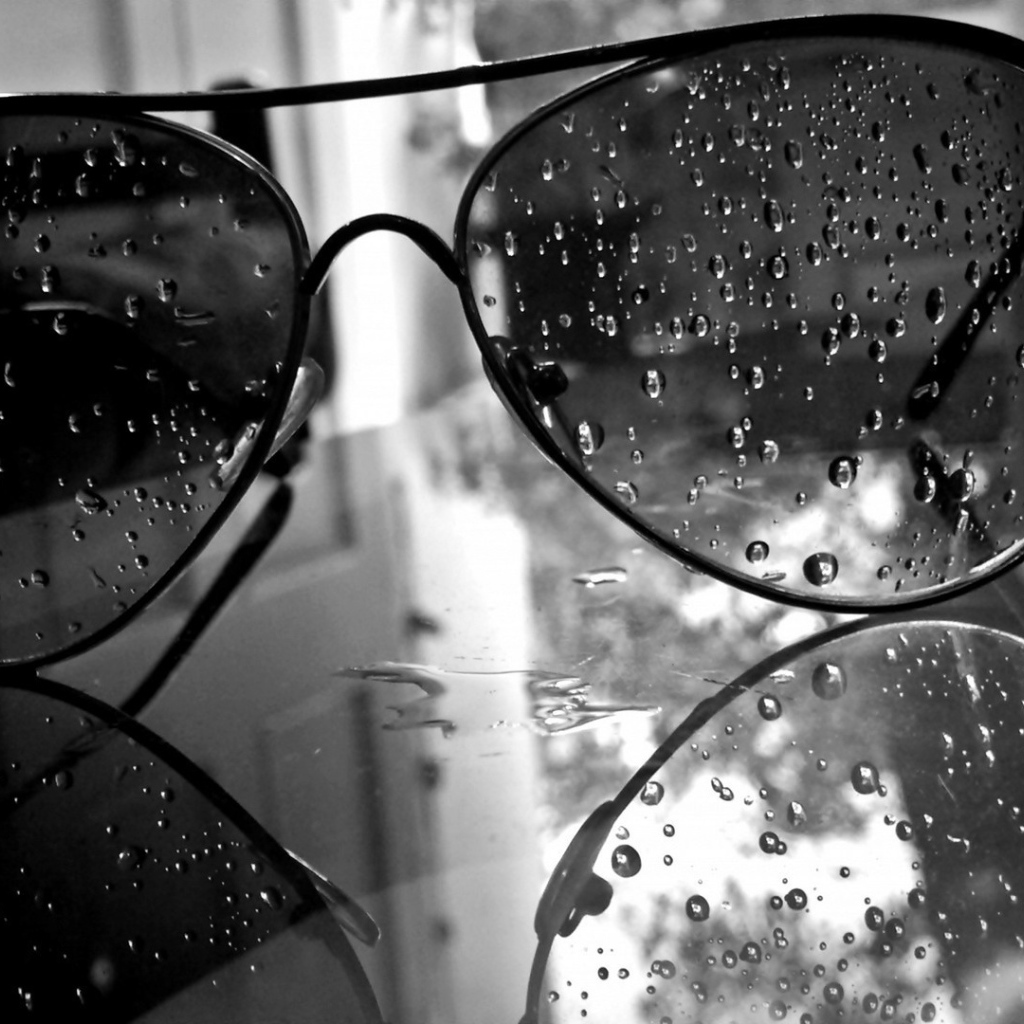 Капли воды на темных очках
