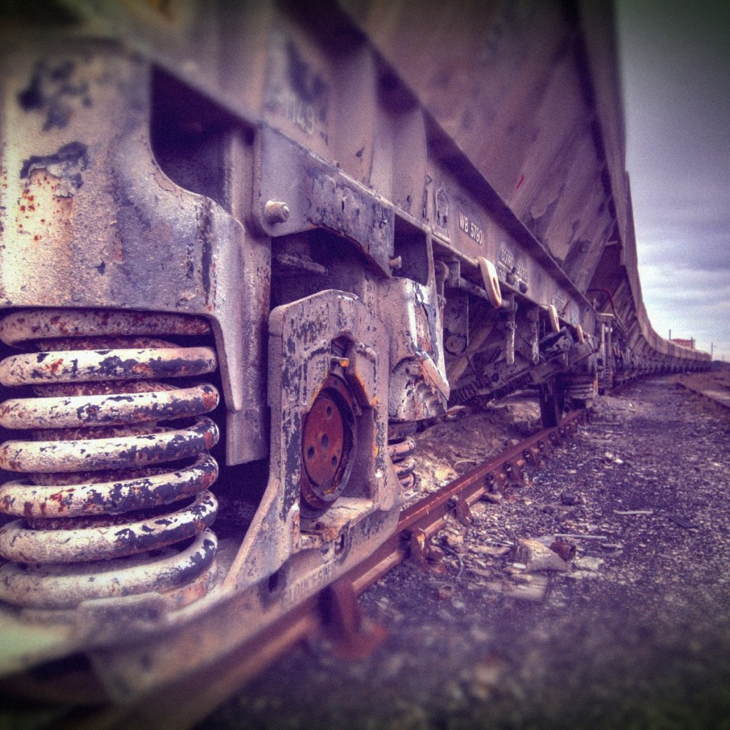 Колеса грузового поезда