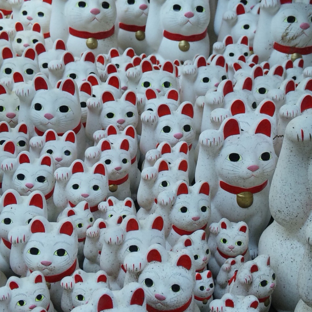 Керамические фигурки белых котов