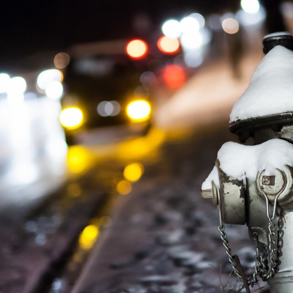 Белый пожарный кран на улице