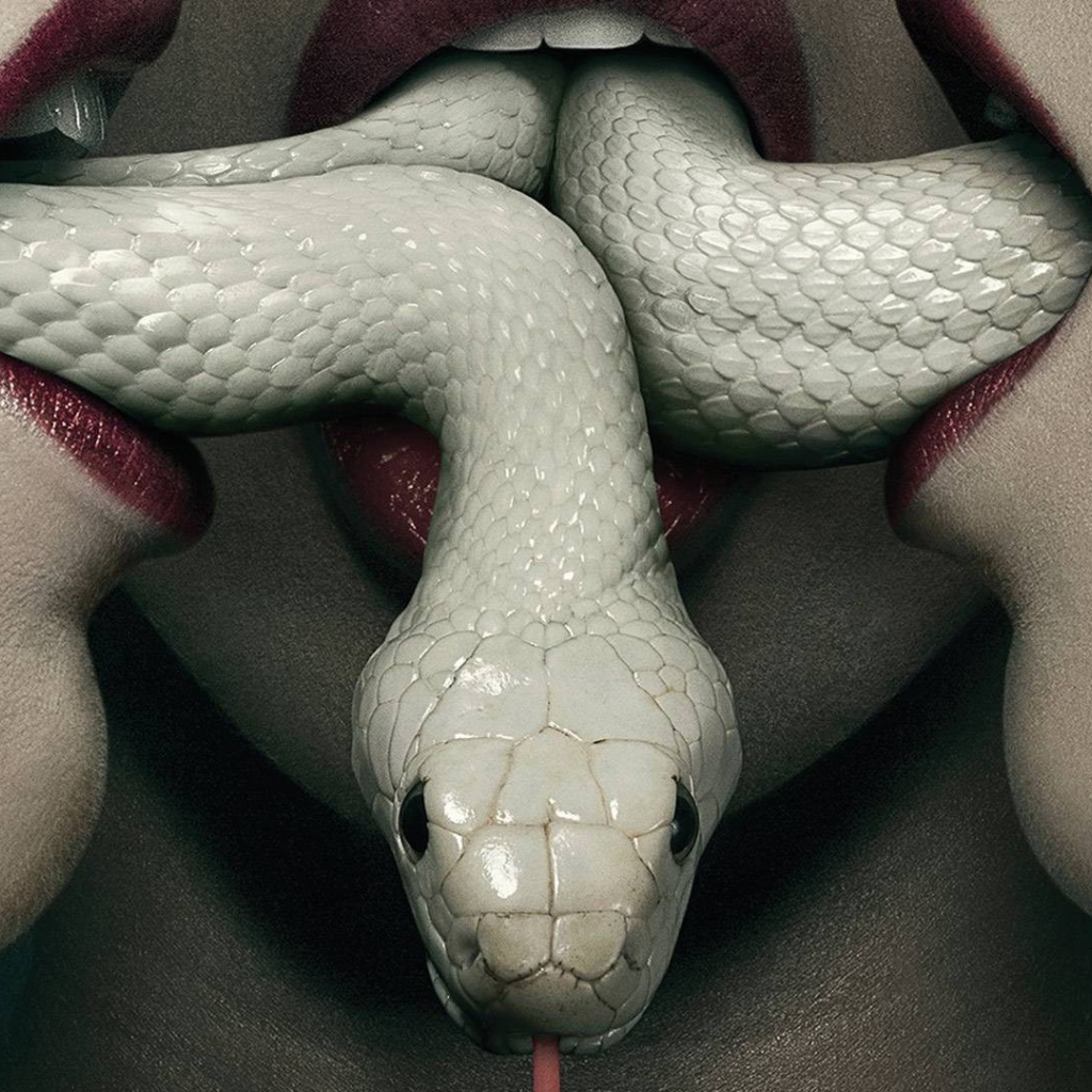 Белая змея во рту у девушек