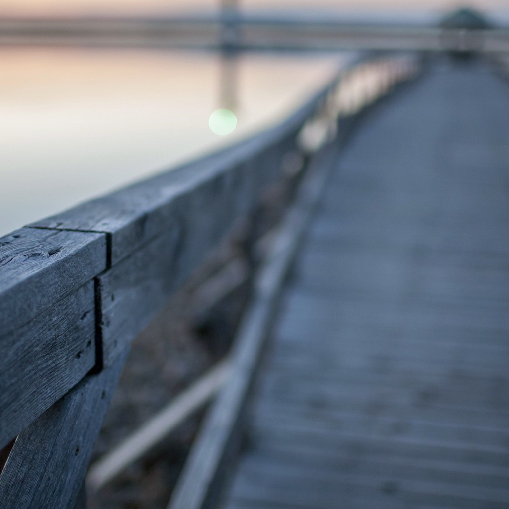 Перила деревянного моста через реку