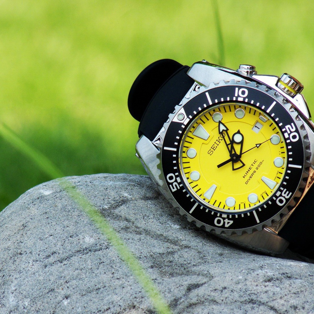 Желтые часы на камне