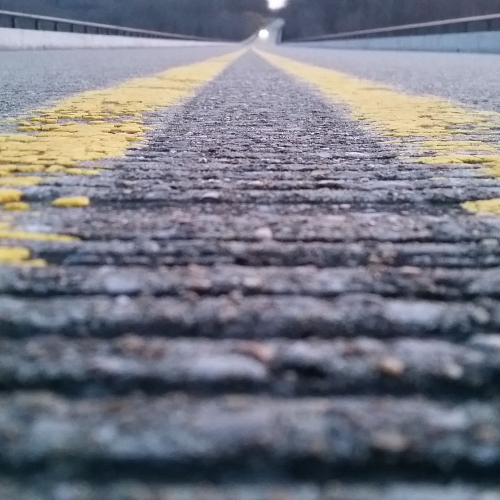 Желтая разметка на дороге