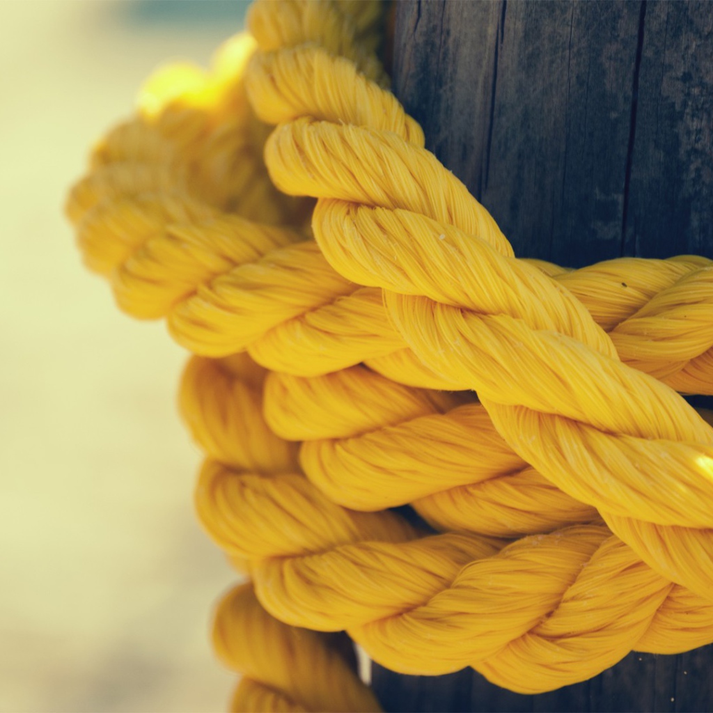 Желтая веревка на столбе