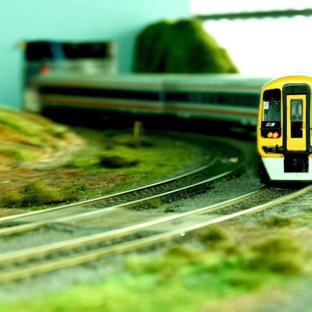 Желтый игрушечный поезд