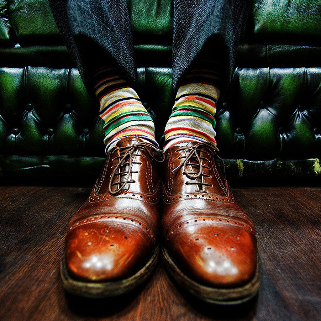 Ноги в коричневых ботинках