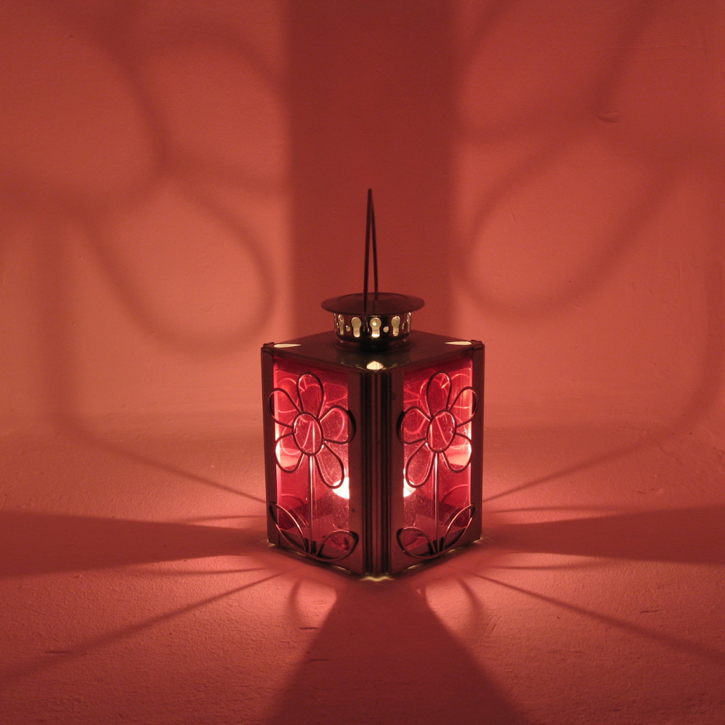 Красный свет от фонаря