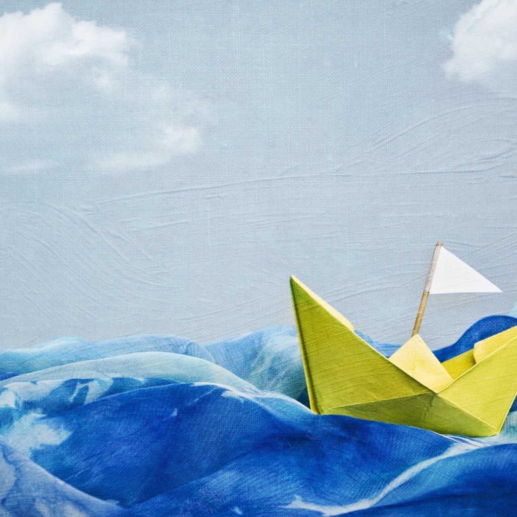 Кораблик из бумаги в море, рисунок