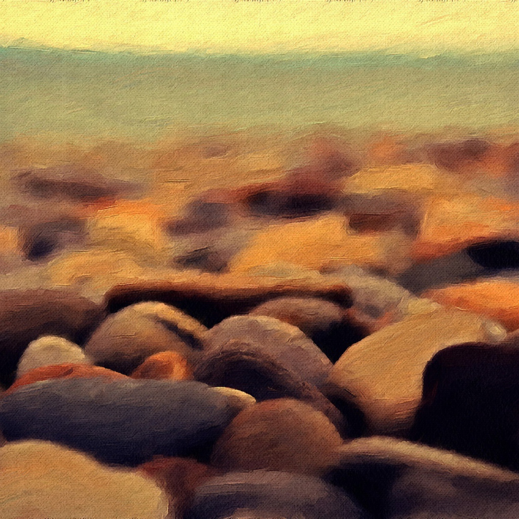 Нарисованная галька на берегу моря