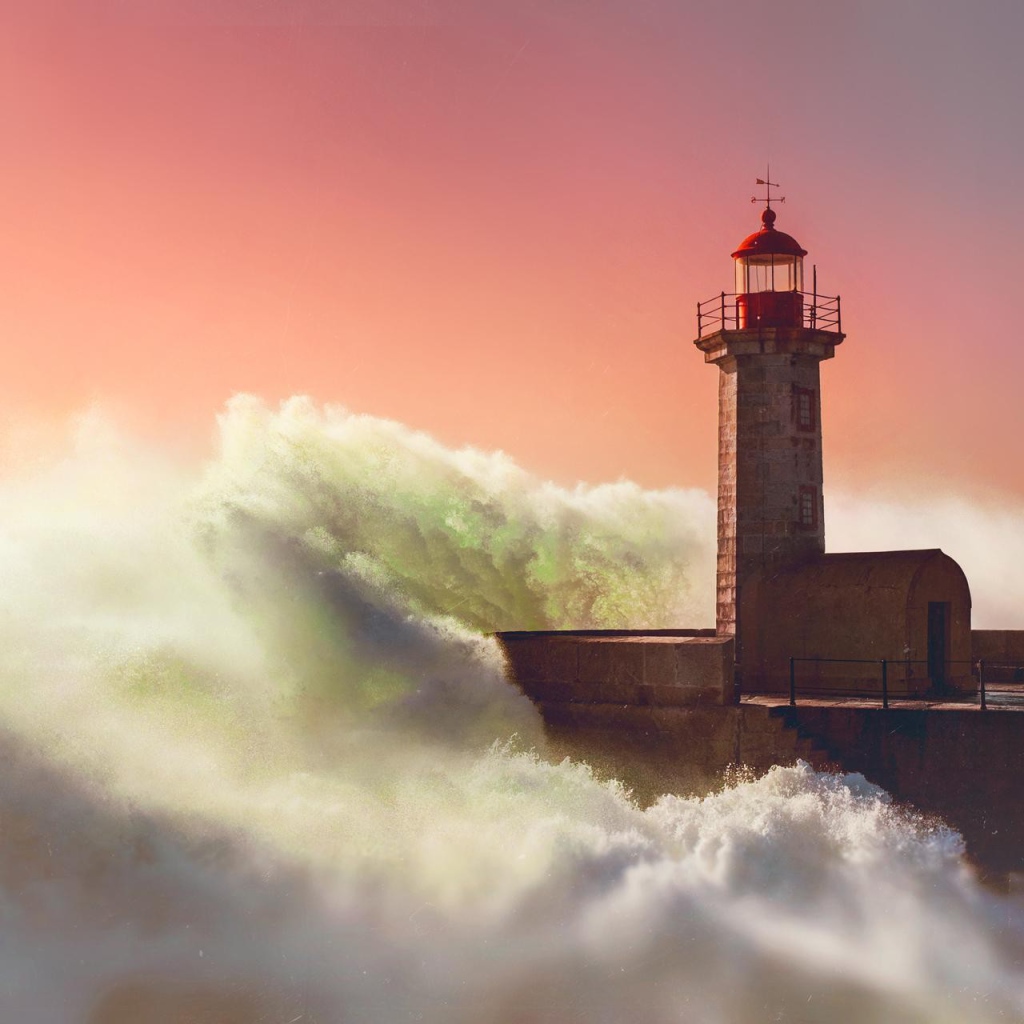 Волны прибоя накатывают на маяк