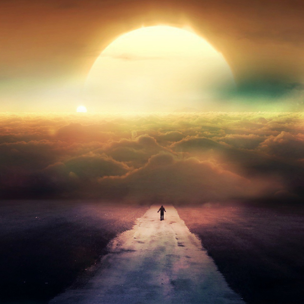 Человек идет на закат в облаках