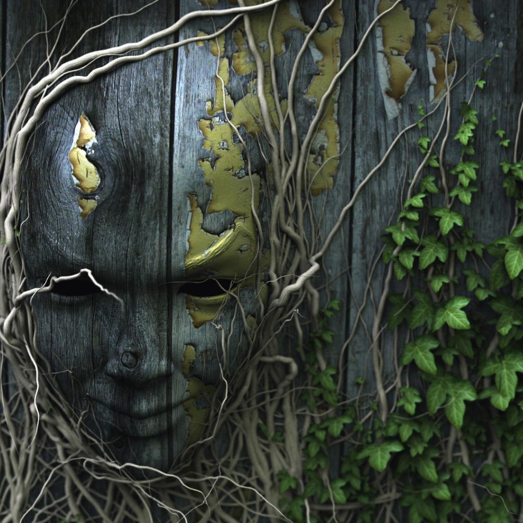 Лицо на деревянном заборе, увитое плющом