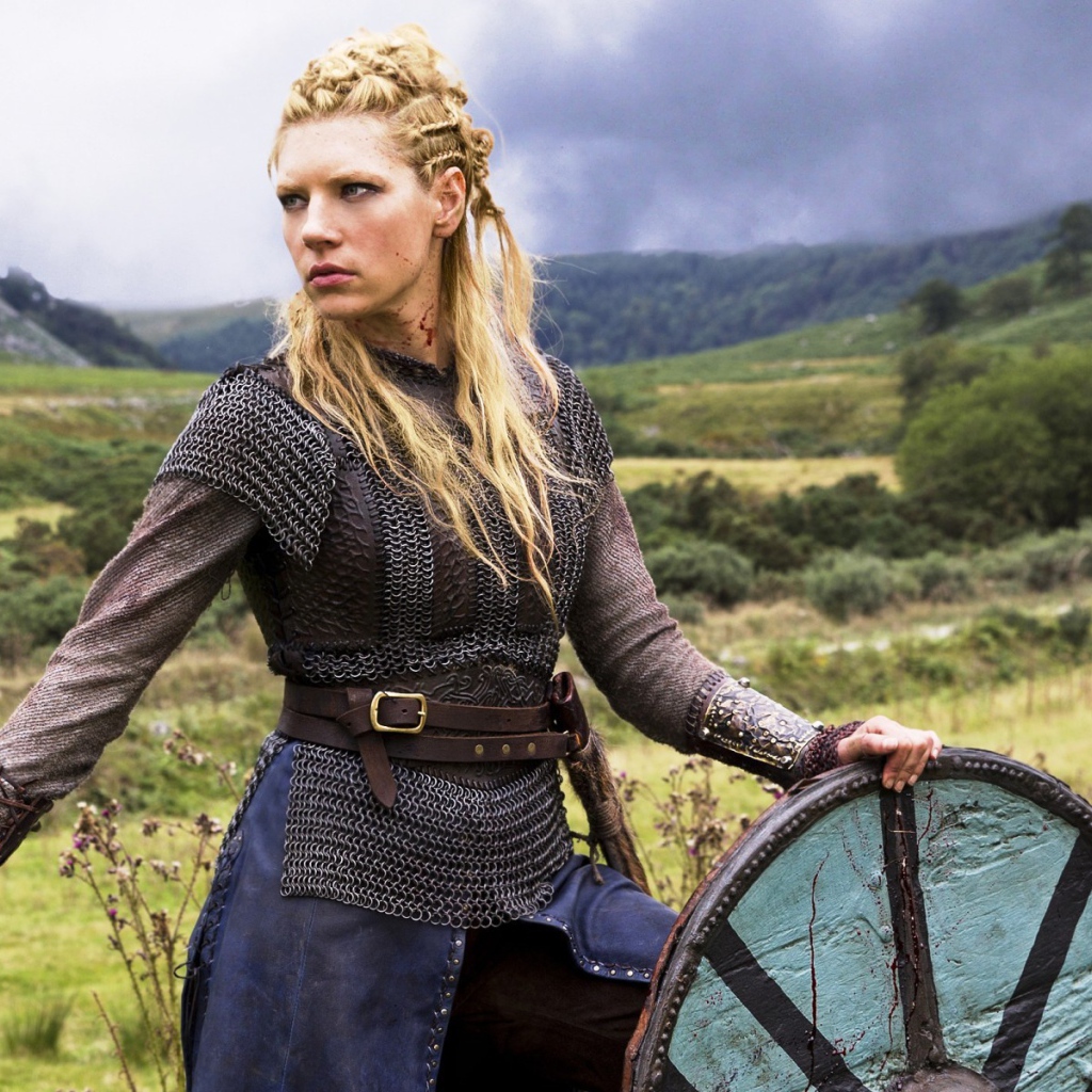 Актриса в роли девушки викинга