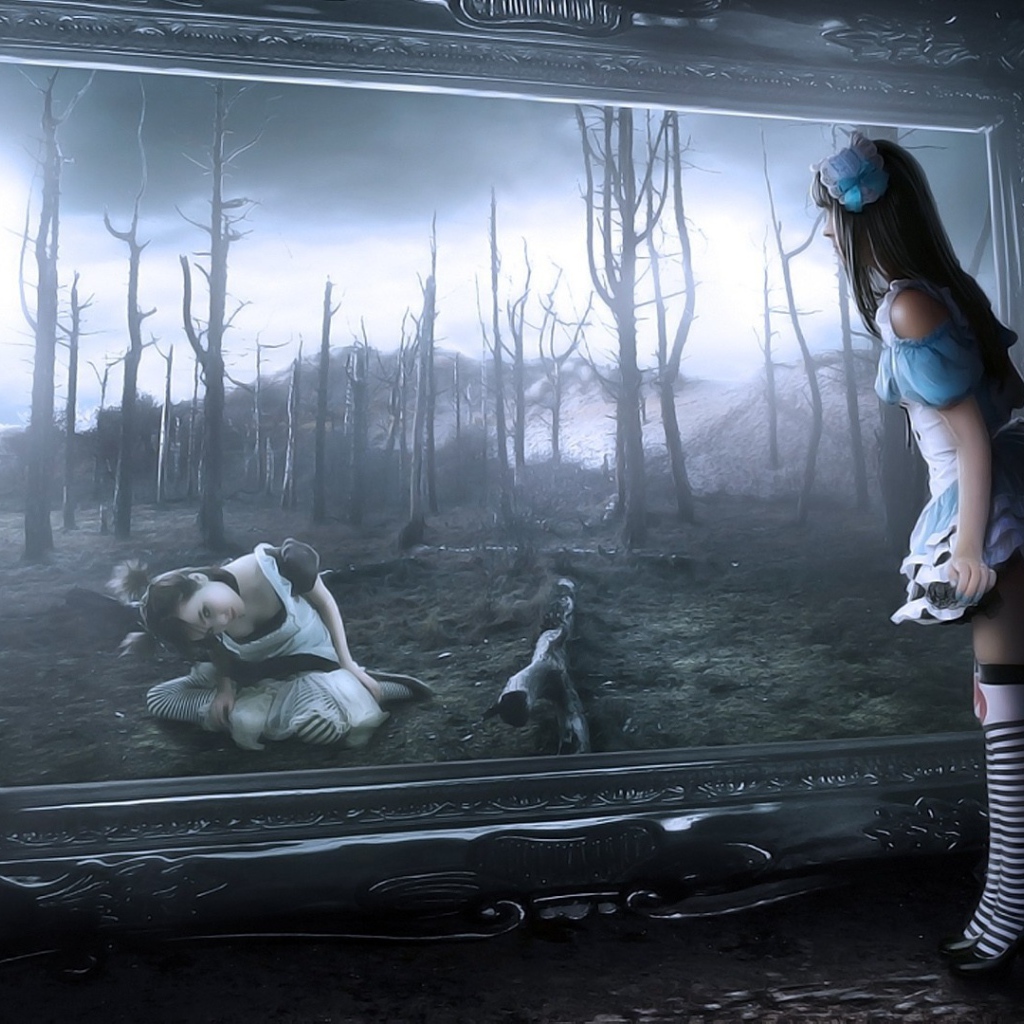 Алиса смотрит в зеркало