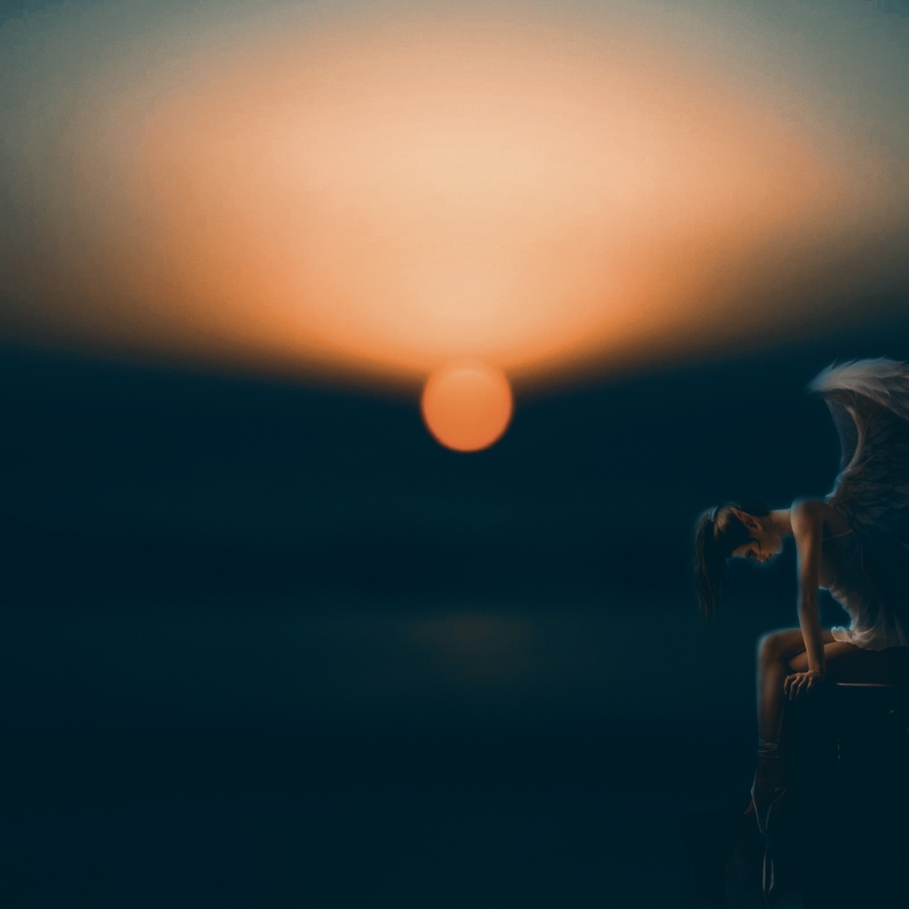 Ангел с черными крыльями на закате солнца