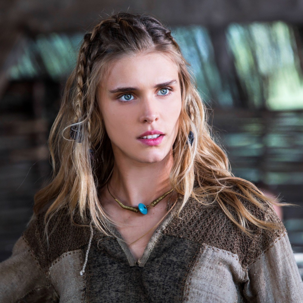 Девушка блондинка викинг