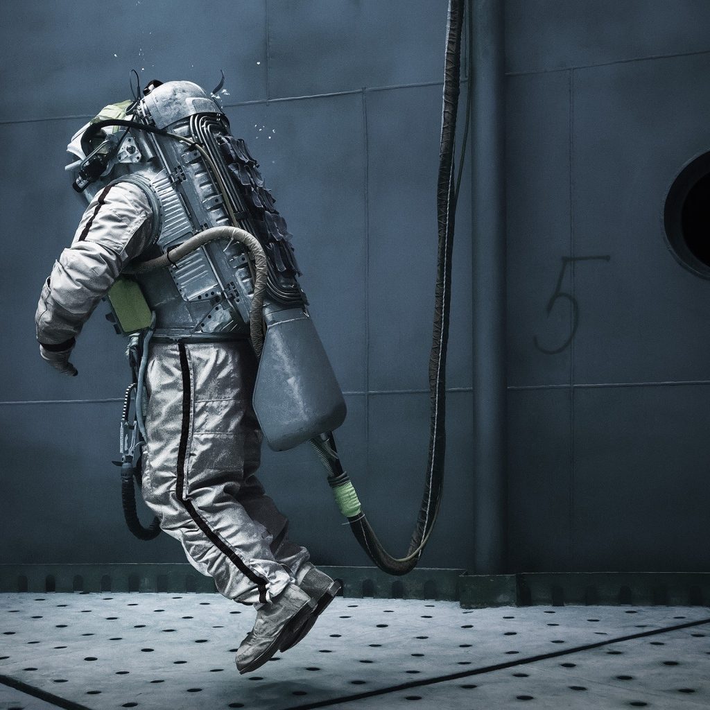 Космонавт в ангаре космической станции