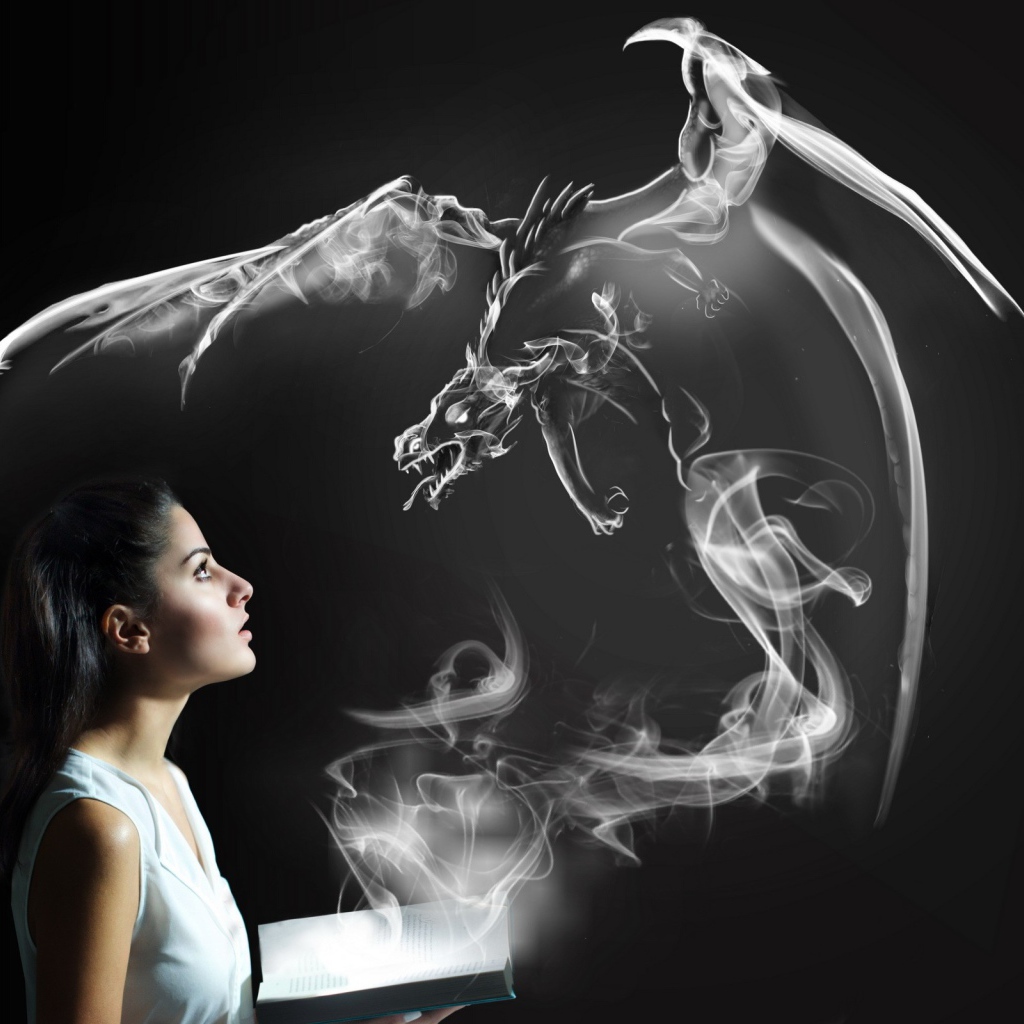 Дракон из дыма перед девушкой