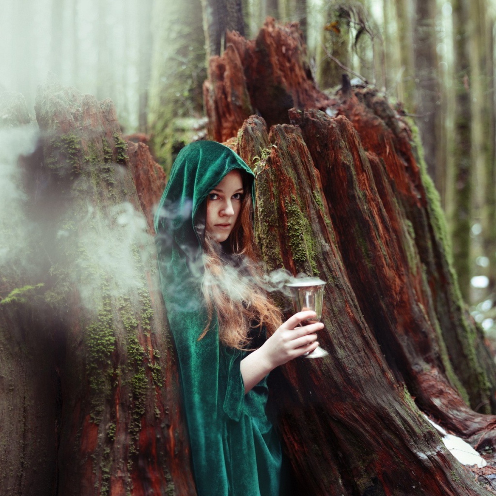 Чародейка с дымящимся кубком в лесу
