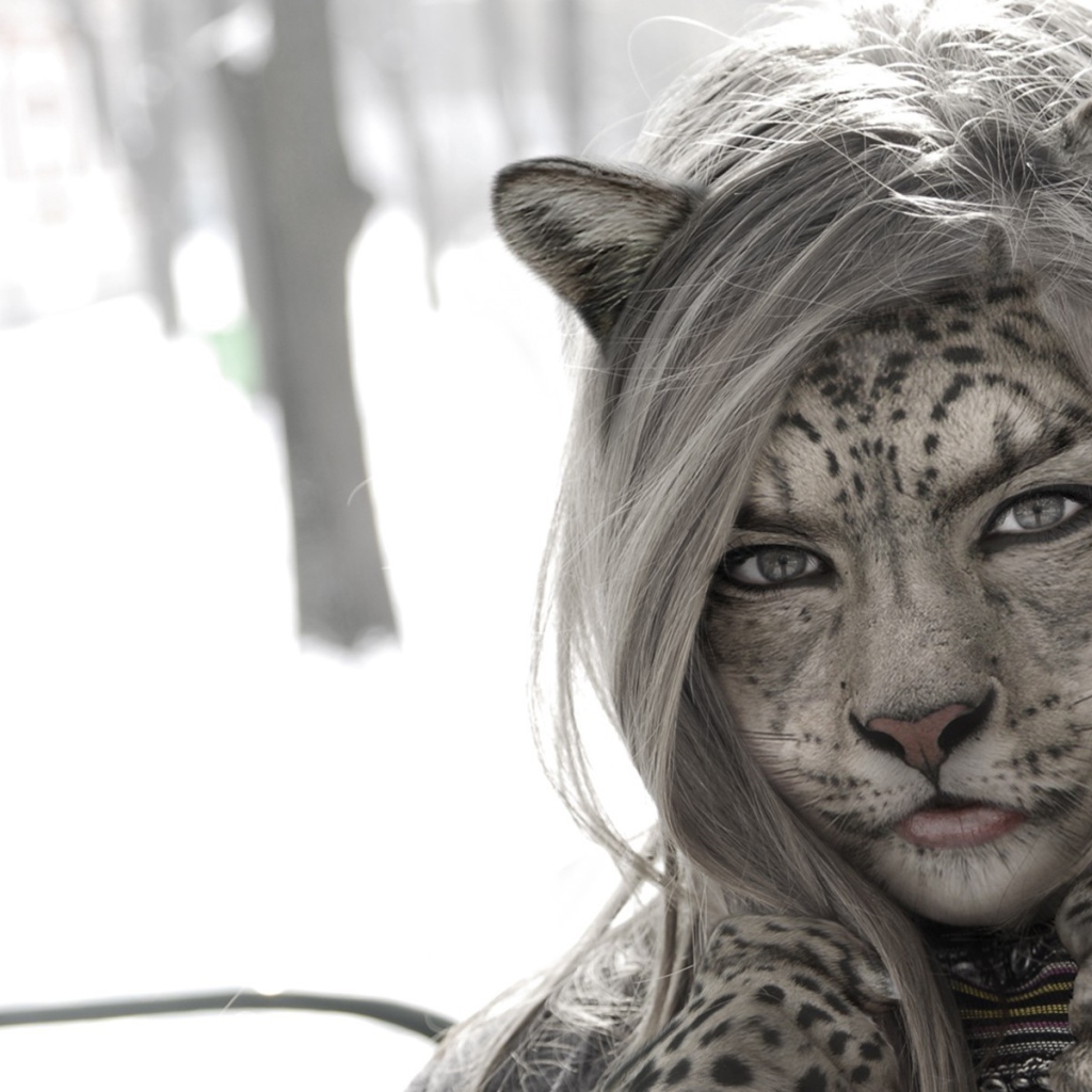 Девушка кошка на фоне снега