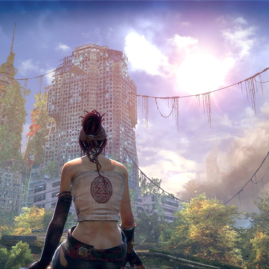 Девушка в заброшенном городе