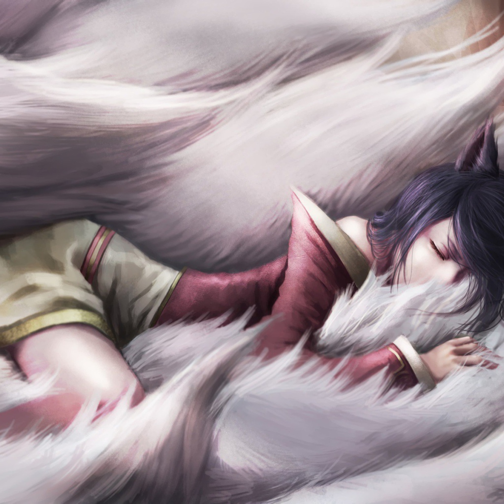 Девушка спит среди белого меха