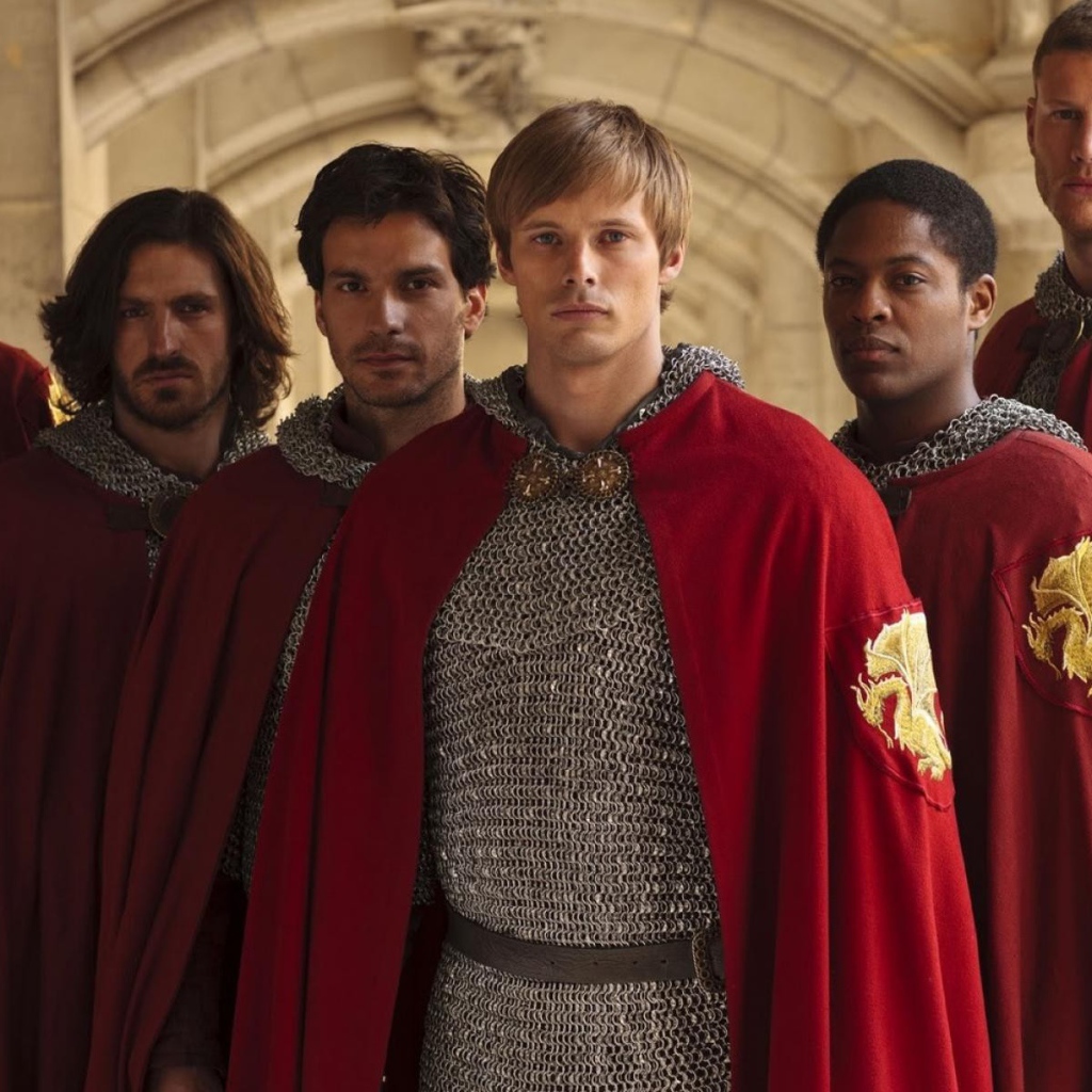 Рыцари в кольчугах и красных накидках