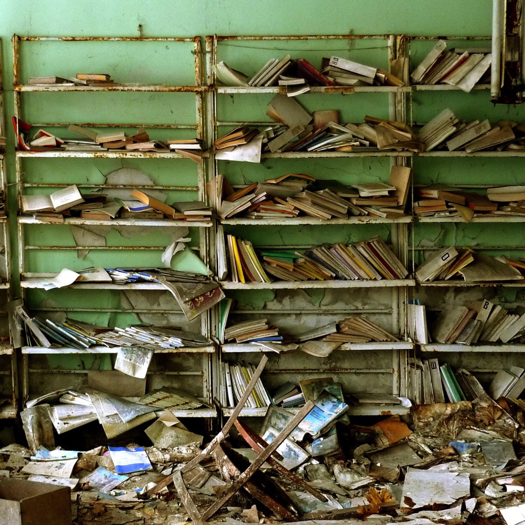 Остатки книг в руинах библиотеки