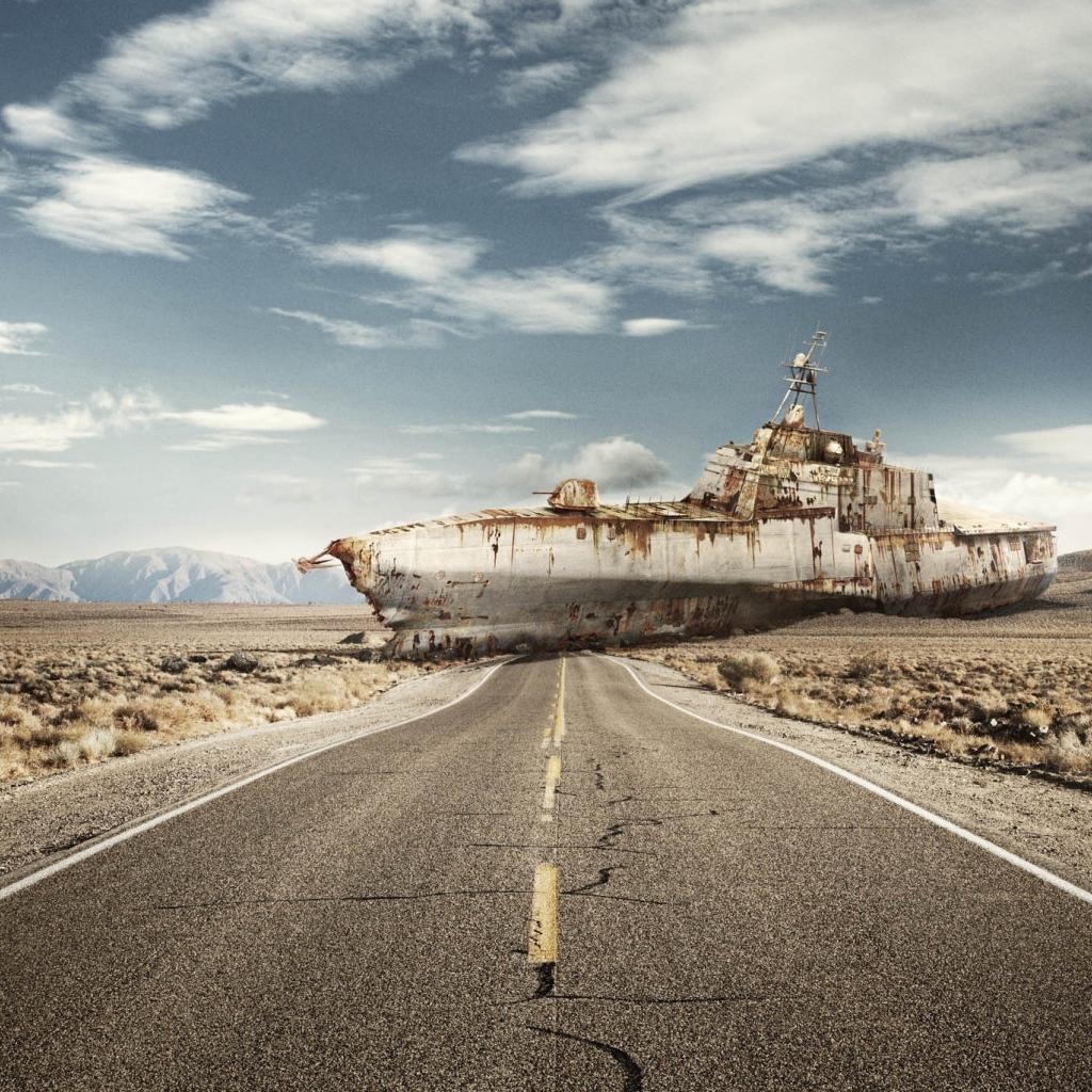 Ржавый корабль преградил дорогу в пустыне