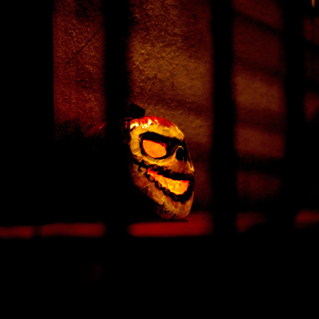 Страшная маска за решеткой