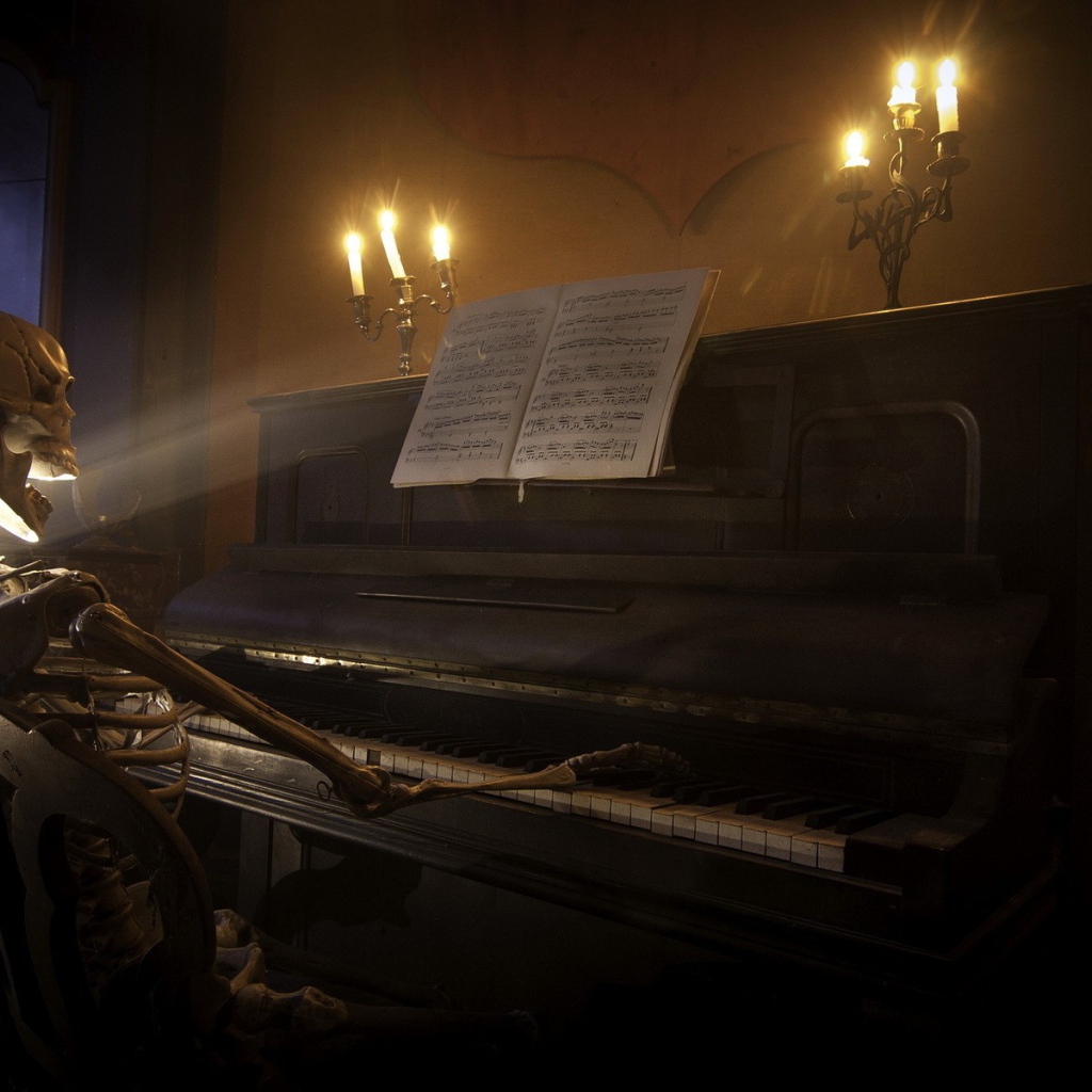 Скелет увлечен игрой на пианино