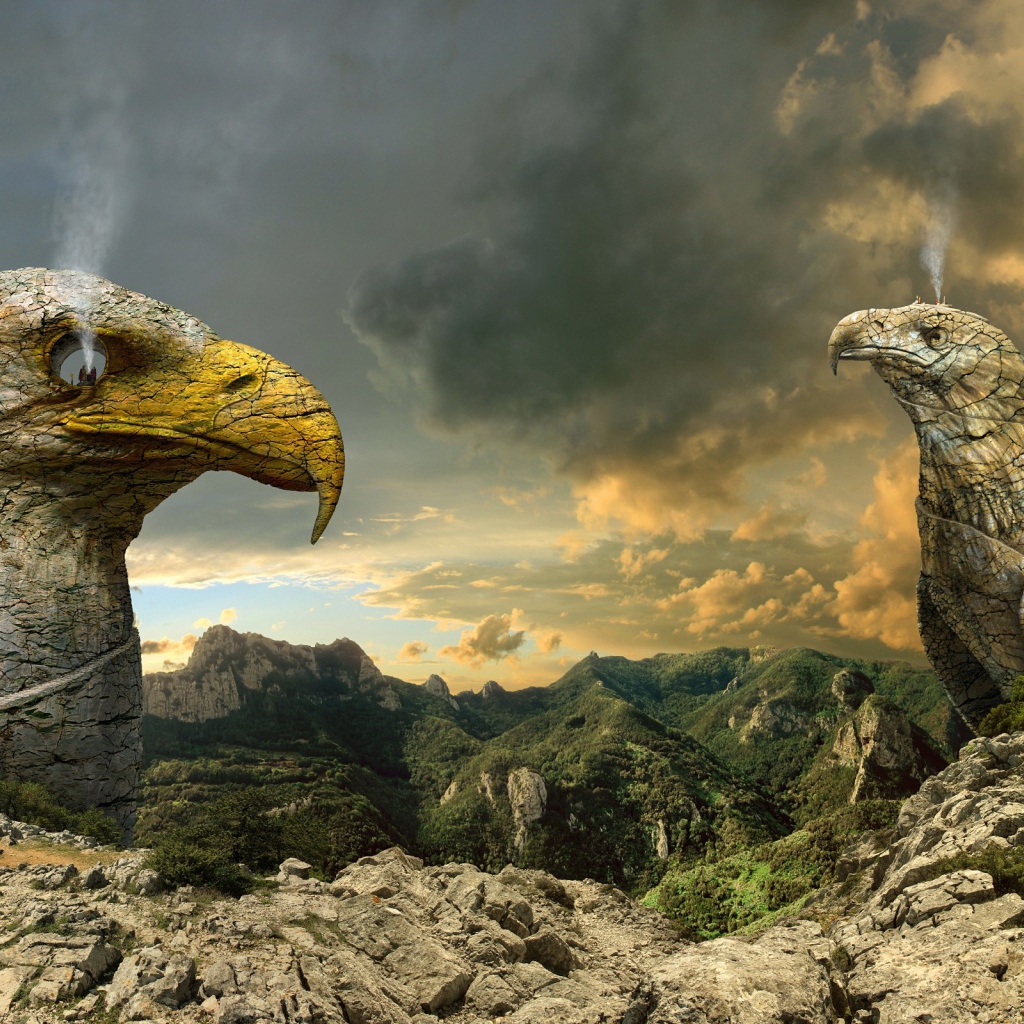 Статуи орлов из камня